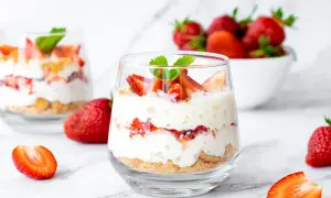 Délicieux tiramisu fraise en verrine, garni de fruits frais et de menthe. Un délice léger et fruité.