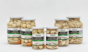 Sześć słoików z marynowanymi i w zalewie naturalnej pieczarkami, różnych rozmiarów.