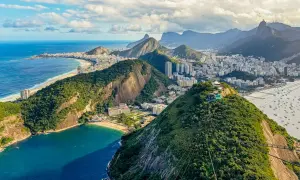 Vy över Rio de Janeiro med Copacabana, berg och havet. En ikonisk vy som fångar stadens skönhet.