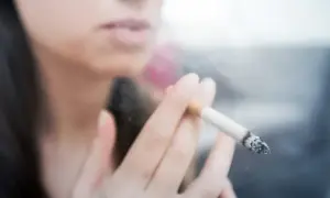 Dym od sąsiada? Palenie na balkonie: Prawo, kary, rozwiązania.