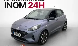 En grå Hyundai i10 med texten "Hemleverans i Sverige inom 24h". Inga problem med denna bil, bara snabb leverans!