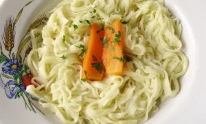 Jak zrobić domowy makaron? Odkryj prostotę i smak!