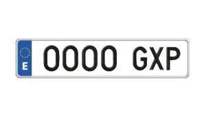 Matrícula española con el código de país "E", números "0000" y letras "GXP". El año de matricula G indica que es un vehículo moderno.