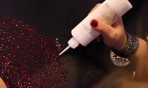Jak przykleić kryształki do bluzy, aby trwały i pięknie wyglądały