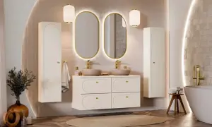 Mała łazienka w stylu retro z dwoma owalnymi lustrami, wiszącą szafką z umywalkami i dwoma wysokimi słupkami.