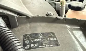 Naklejka pod maską informuje o czynniku chłodniczym R-1234yf i ilości oleju POE 0,530 kg.