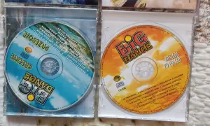 Dwie płyty CD z serii "Big Dance". Jedna z nich to "Greckie Przeboje", druga to "Biesiada po Polsku". Na obu widnieje napis "big dance pieniążki tekst".