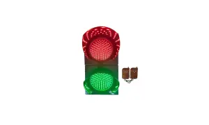 Un feu de stop avec une lumière rouge allumée et une lumière verte allumée, prêt à diriger la circulation.