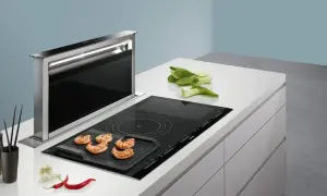 Nowoczesna kuchnia z wysuwaną wentylacją okapu, płytą indukcyjną z grillem i krewetkami.