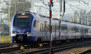 Niebieski pociąg PKP Intercity ED160-007a, kursujący na trasie Zamość - Kraków, zbliża się do stacji.
