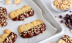 Strassburgare doppade i choklad och strösslade med nötter. Hemligheten för att lyckas med strassburgare är noggrannhet och kärlek.