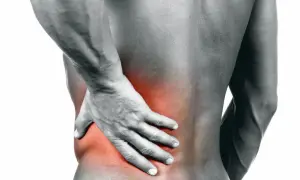 Dolore alla schiena, un segnale che potrebbe indicare sciatica. La mano preme sulla zona infiammata.