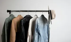 Jacken und ein Hut auf einer Kleiderstange, perfekt für einen casual chic sommer Look.