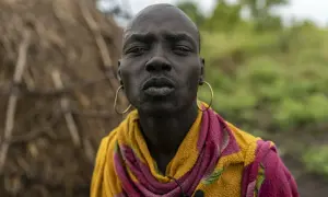 Uomo Mursi in Etiopia, con grandi orecchini dorati e un colorato scialle.
