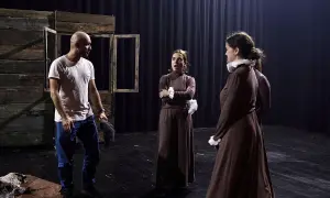 Co robi reżyser w teatrze? Odkryj tajniki jego pracy i obowiązków