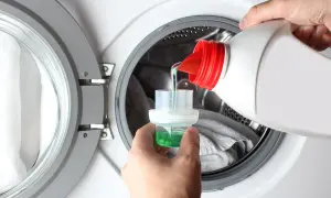 Versare il detersivo liquido nella capsula dosatrice, per sapere quanto detersivo mettere in lavatrice.