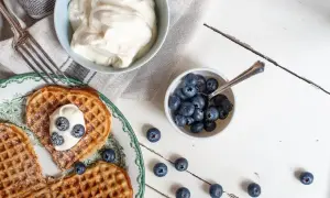 Våfflor med filmjölk och blåbär, en härlig frukost eller fika.
