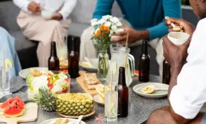Catering do domu: przewodnik po organizacji i kosztach przyjęcia