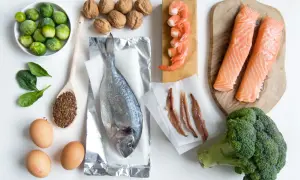 Różnorodne produkty bogate w omega 3: łosoś, sardele, krewetki, ryba morska, orzechy, siemię lniane, brokuły, brukselka, szpinak i jajka.