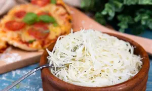 En skål med pizzasallad, perfekt till din pizza. Här är ett enkelt pizzasallad recept!