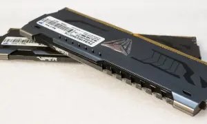 Dwa moduły pamięci RAM Viper, jeden na drugim. Górny ma czarny radiator z logo węża i złotymi stykami.