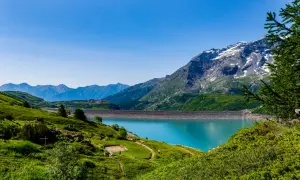 Paysage de montagne avec un lac turquoise, idéal pour savoir que visiter en Auvergne.