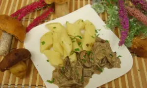 Jaka surówka do sosu grzybowego? Odkryj idealne połączenia!