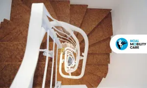 Montascale per scale strette, con gradini in marrone e corrimano bianco. Soluzione ideale per la mobilità in spazi ridotti.