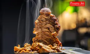 Gorący, domowy kebab z kurczaka z piekarnika, parujący i apetyczny, gotowy do pokrojenia.