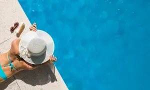 Co zabrać do hotelu z basenem, aby uniknąć nieprzyjemnych niespodzianek?