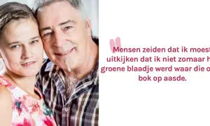 Een jonge vrouw met een bloemenjurk en een oudere man met een geruite blouse, die haar arm om haar heen slaat. Ze lijken verliefd, ondanks de waarschuwingen dat ze niet zomaar het "groene blaadje" moest worden voor de "oude bok".