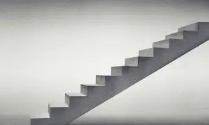 Szalowanie schodów zabiegowych z betonu, proste i minimalistyczne, prowadzące w górę.