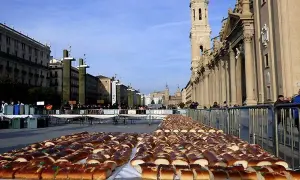 Largas filas de roscones de Reyes decoran la plaza del Pilar, Zaragoza, para las actividades de San Valero.