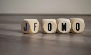 Drewniane kostki z literami J, F, O, M, O. Czy to FOMO? Strach przed tym, że coś nas omija.