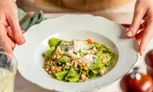 Grüne Bandnudeln mit einem herzhaften ragu bianco, bestreut mit Parmesan.