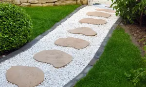 Jak wysypać kamienie ozdobne w ogrodzie? Poradnik krok po kroku