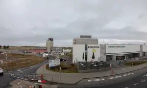 Lotnisko Frankfurt Hahn Airport z McDonald's i wieżą kontroli lotów.