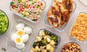 Förbered goda och hälsosamma måltider för helgen! Här finns grillad kyckling, couscoussallad, kokta ägg, rostade grönsaker, linser och nötter. Ett perfekt middagstips helg!