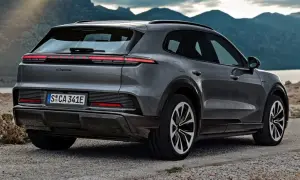 Szary Porsche Cayenne na tle gór. Sprawdź aktualną porsche cayenne cena i konfigurację.