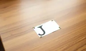 Jak odkleić naklejkę z mebli bez uszkodzenia powierzchni? Sprawdź skuteczne metody.