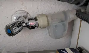 Wasserhahn mit Aquastop-Ventil. Mögliche aquastop defekt symptome: Tropfen, kein Wasserfluss.