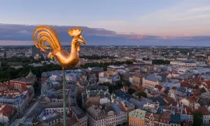 Złoty kogut na wieży kościoła, symbol miasta, góruje nad panoramą. Co oznacza kogut na wieży kościoła? Strażnik miasta.