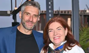 Katarzyna Dowbor z mężem, uśmiechnięci, pozują do zdjęcia.