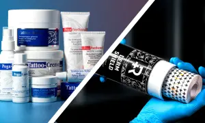 Variedad de productos para el cuidado de tatuajes, incluyendo crema para antes de tatuarse, en un fondo azul y negro.