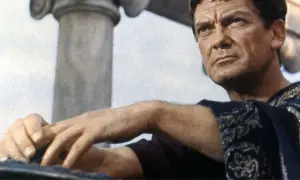 Zamyślony mężczyzna w rzymskiej todze, przypominający postać Poncjusza Piłata, zastanawia się nad losem.