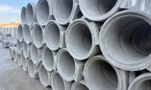 Stos betonowych rur kanalizacyjnych. Każda rura ma pojemność kręgu betonowego 100, gotowa do budowy infrastruktury.
