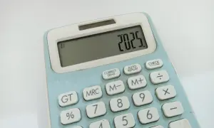 Kalkulator pokazuje 2025. To może być pomocne, gdy zastanawiasz się, jak obliczyć urlop przy wypowiedzeniu.