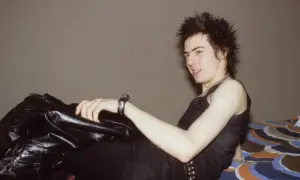 Sid Vicious, ikona zespołu Sex Pistols, w skórzanej kurtce i z charakterystyczną fryzurą.