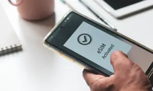 Smartfon z komunikatem "eSIM Activated" na ekranie. Dowiedz się, jak przenieść esim na inny telefon.