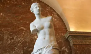 Wenus z Milo, słynna rzeźba grecka, zachwyca swoim pięknem i tajemniczością.
